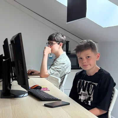 Преподаватель помогает ученику с кодом